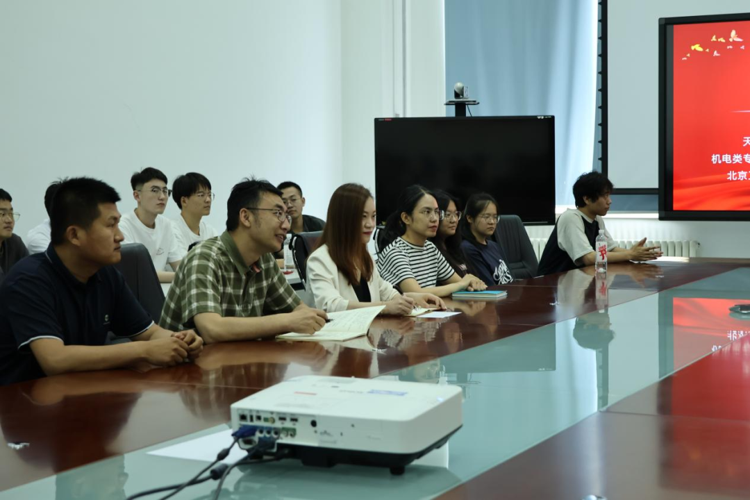 在同北京卫星环境工程研究所座谈交流中,天津综合保障室领导热情讲解